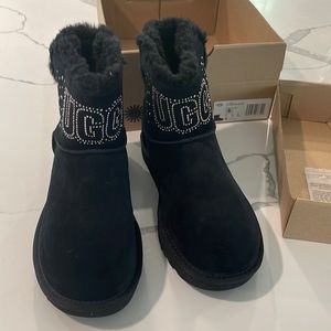 BRAND NEW UGG Women's Size 6 BLK CLASSIC UGG GEM MINI